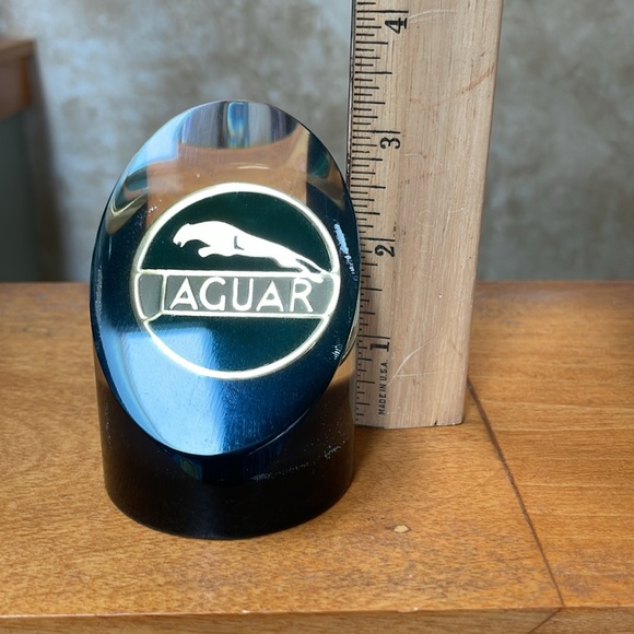 Vintage ARTVUE Jaguar Automobile Emblem Paperweight Decor - Picture 5 of 13